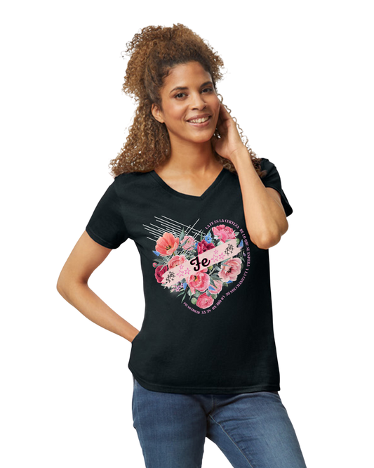 "FE" Camiseta con cuello  V , corazon floral Hebreos 11:1